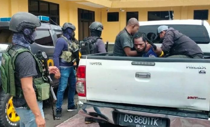 Litiron Weya, salah satu anggota KKB anak buah Terinus Enumbi ditangkap di Mulia, Kabupaten Puncak Jaya, Papua, Minggu (23:5:2021). ANTARA:HO-Satgas Nemangkawi:aa.