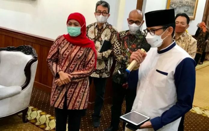 Menparekraf Sandiaga Uno (kanan) saat berpantun tentang wisata Jawa Timur di hadapan Gubernur Khofifah di Gedung Negara Grahadi di Surabaya, Jumat (21:05:2021). (ANTARA:Fiqih Arfani)