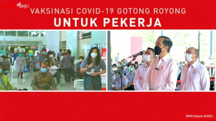 Peninjauan Vaksinasi Covid-19 Gotong Royong untuk Pekerja, Kabupaten Bekasi, 18 Mei 2021 (Tangkapan Layar YouTube Sekretariat Presiden)